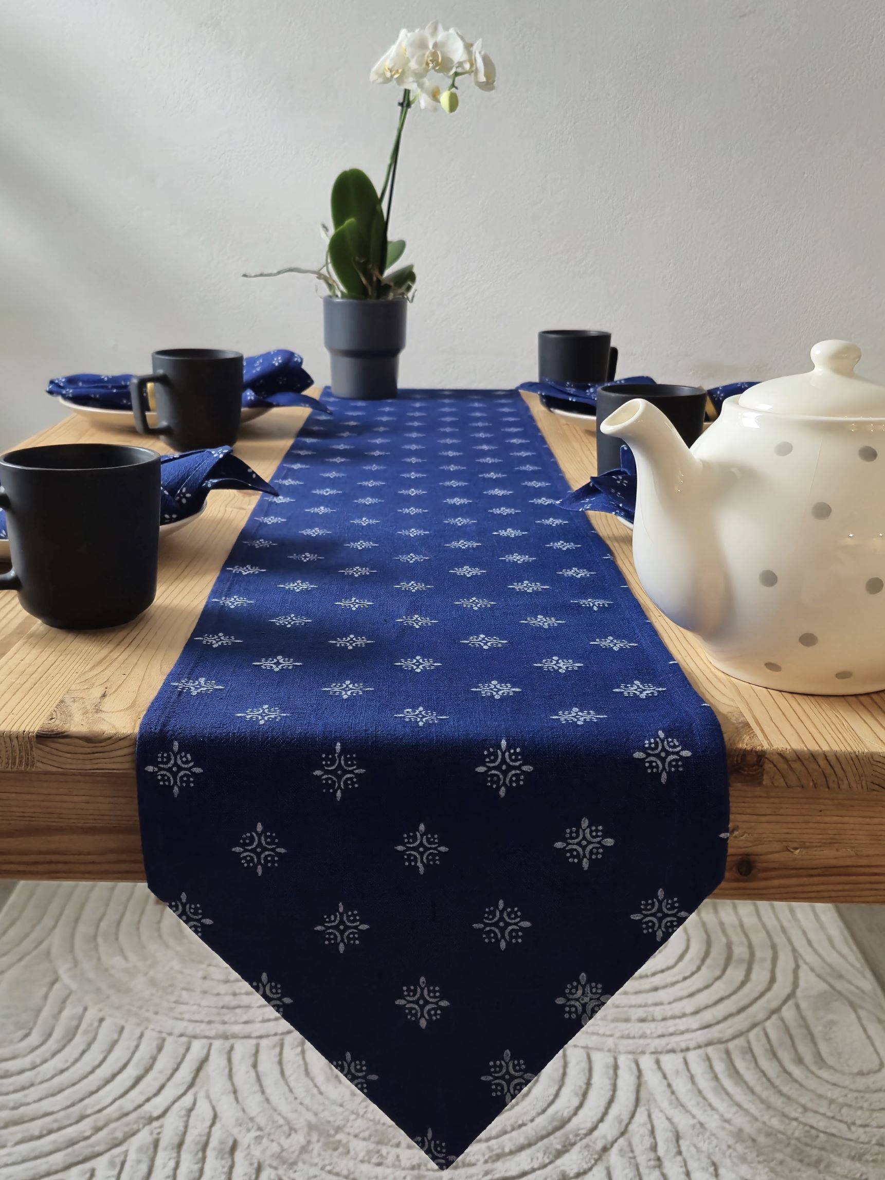 Tischband mit dezentem Flächenmotiv 25x160 cm