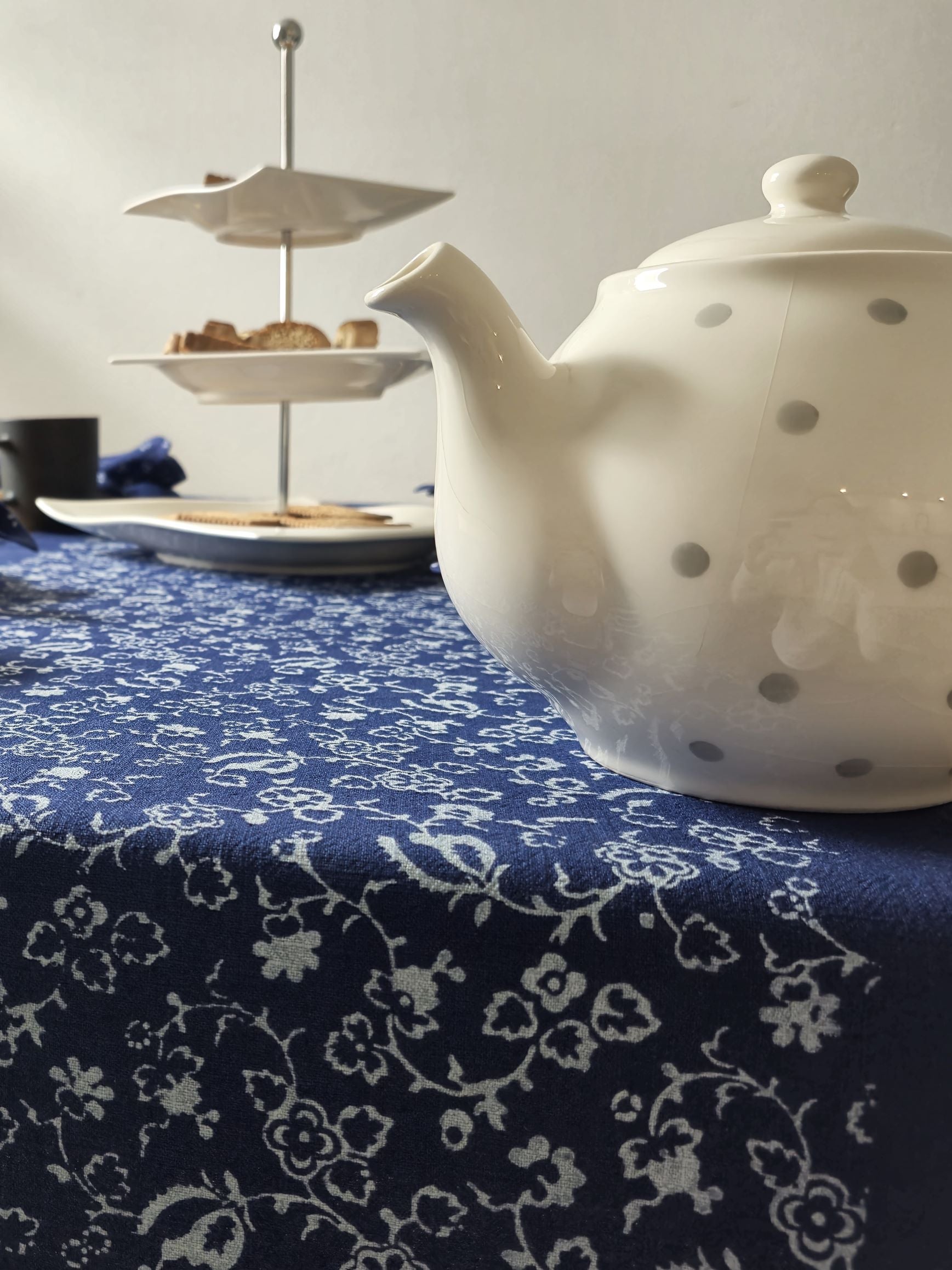 Tischläufer mit floralem Flächenmotiv 45x140 cm