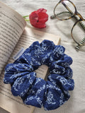 Zopfgummi Scrunchie mit floralem Motiv