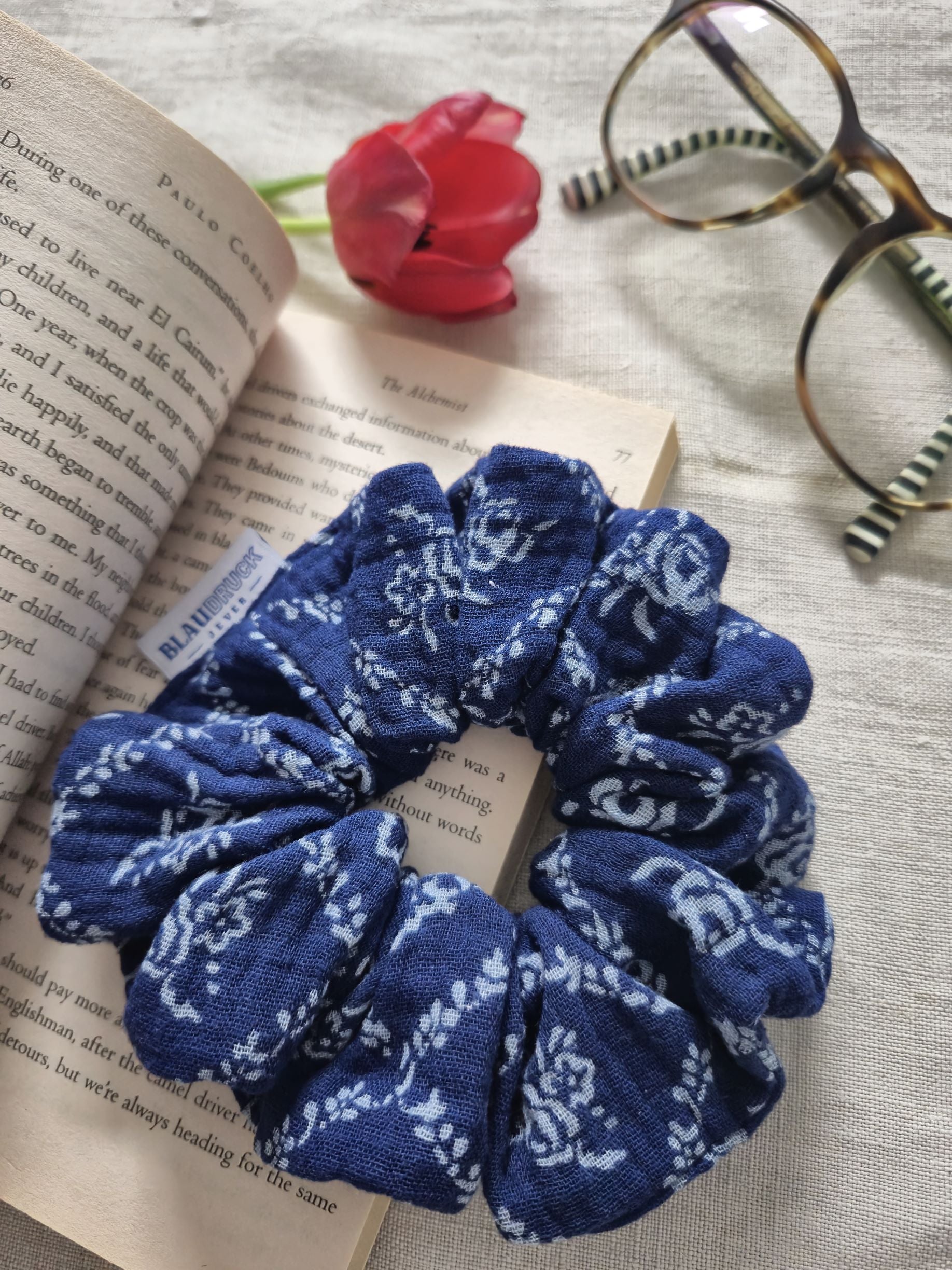 Zopfgummi Scrunchie mit floralem Motiv