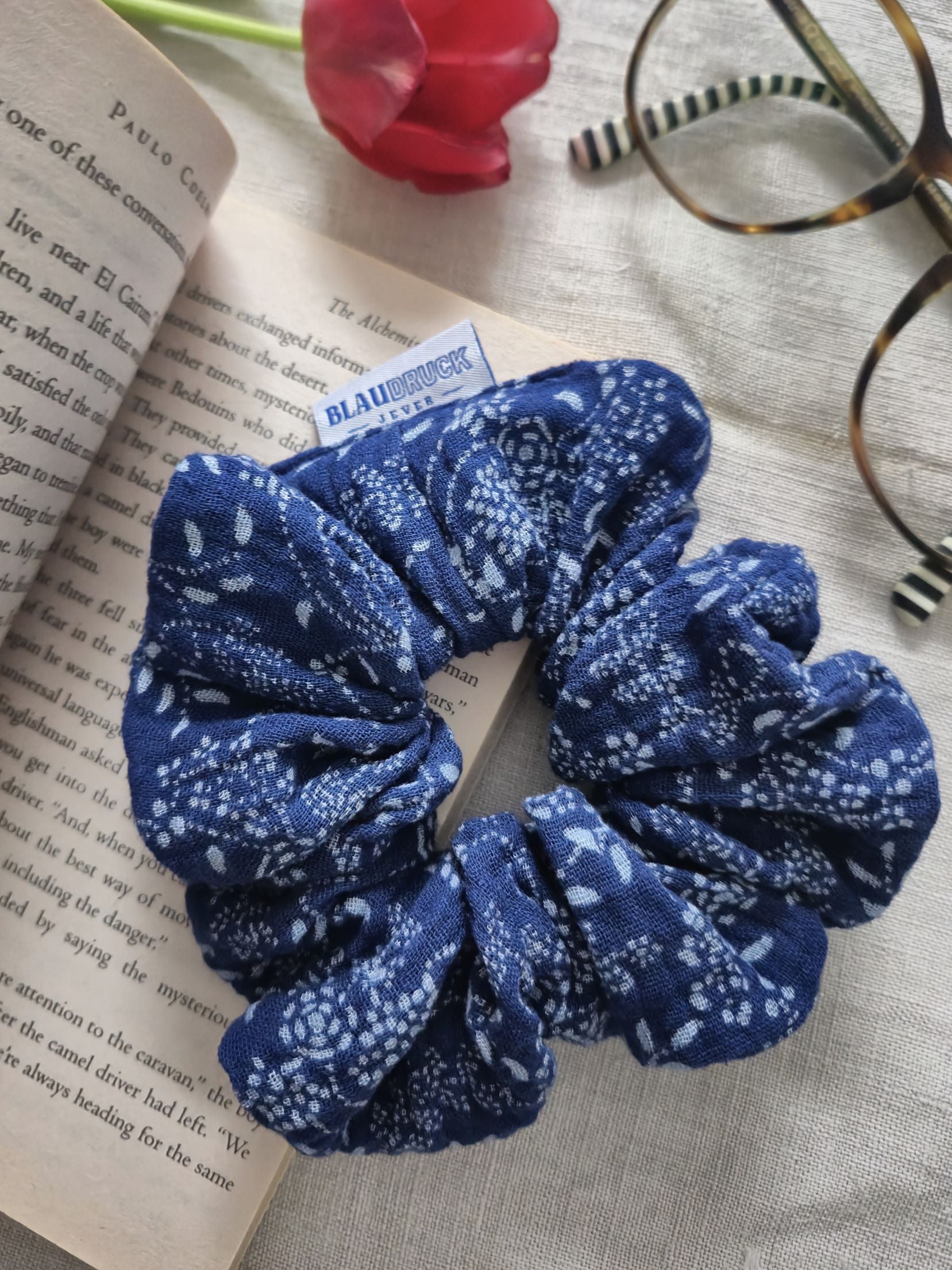 Zopfgummi Scrunchie mit verspieltem Motiv