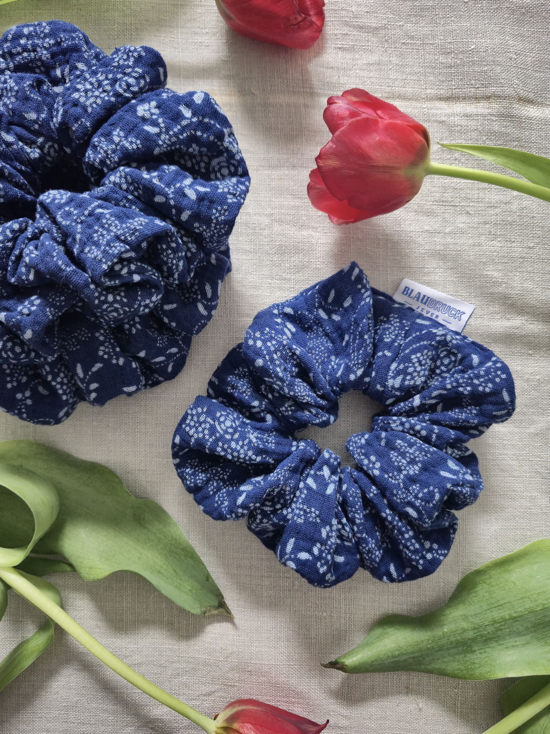 Zopfgummi Scrunchie mit verspieltem Motiv