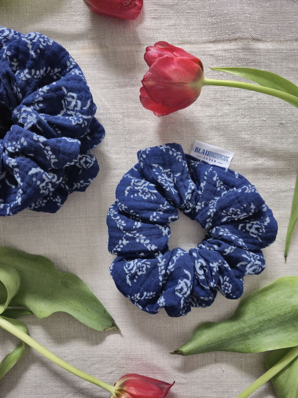 Zopfgummi Scrunchie mit floralem Motiv