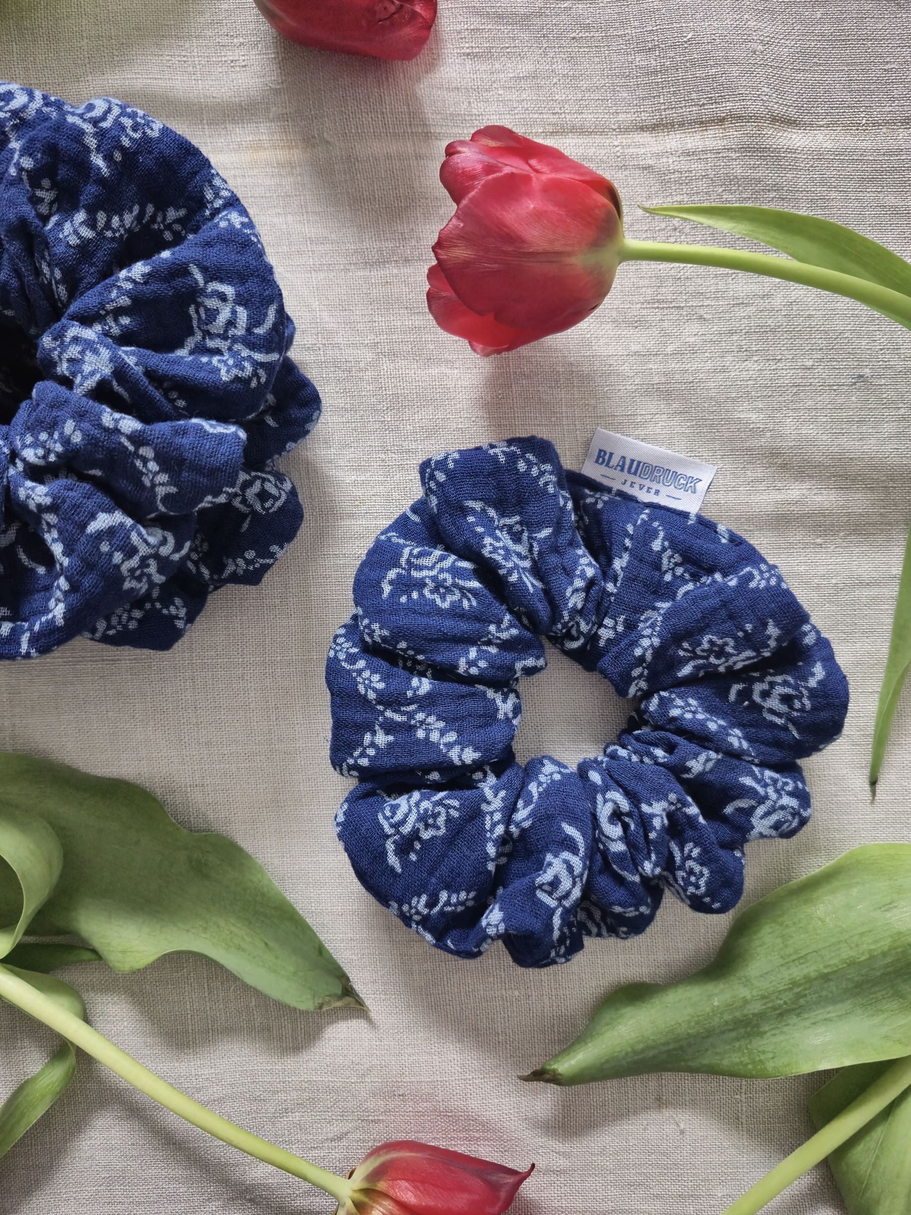 Zopfgummi Scrunchie mit floralem Motiv