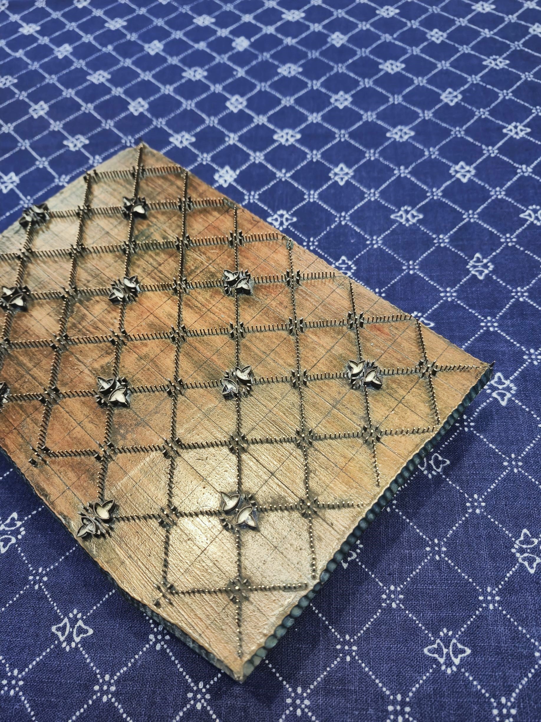 Mitteldecke mit dezentem Flächenmotiv 80x80 cm