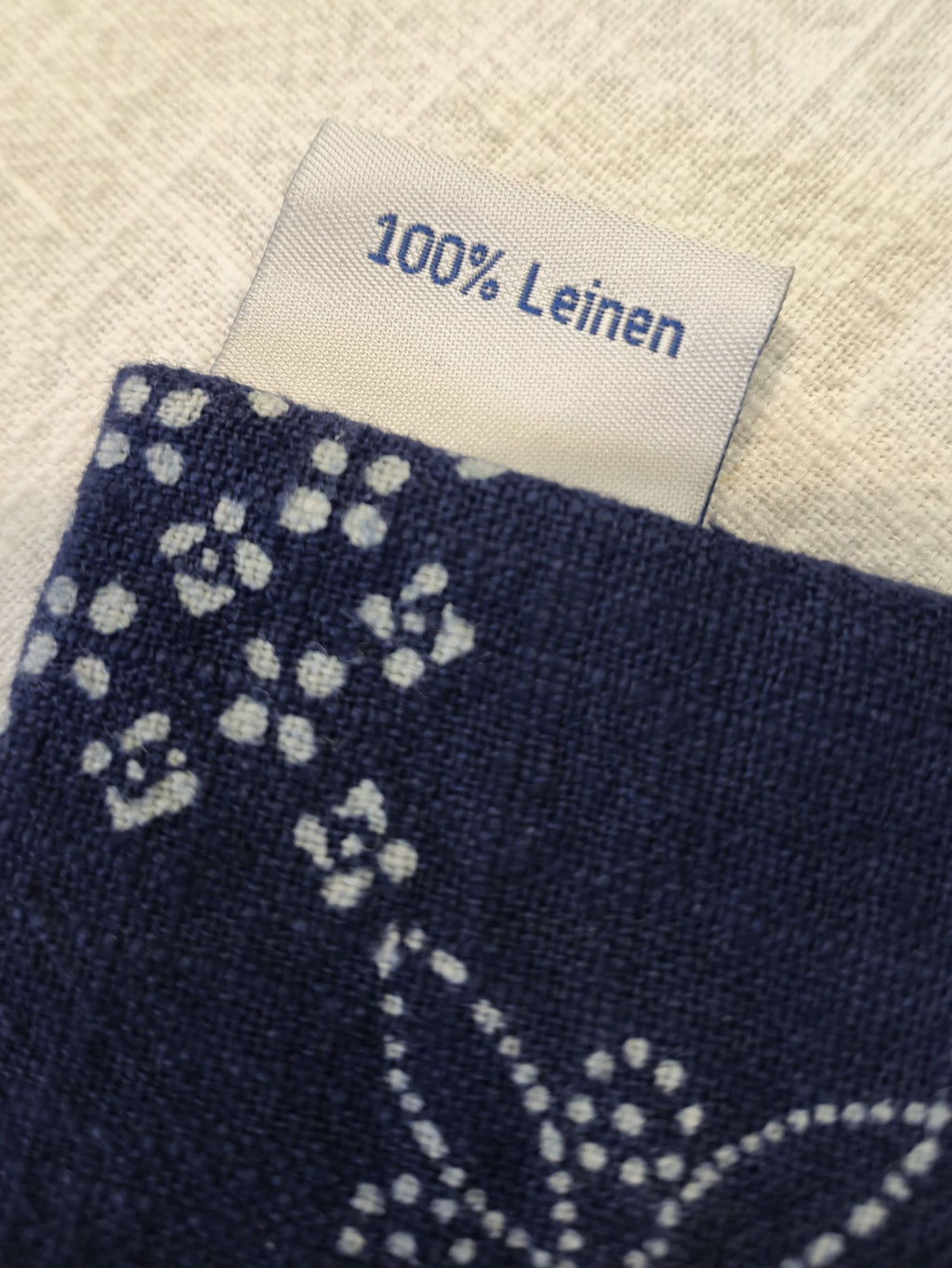 Bestecktasche mit dezentem Motiv