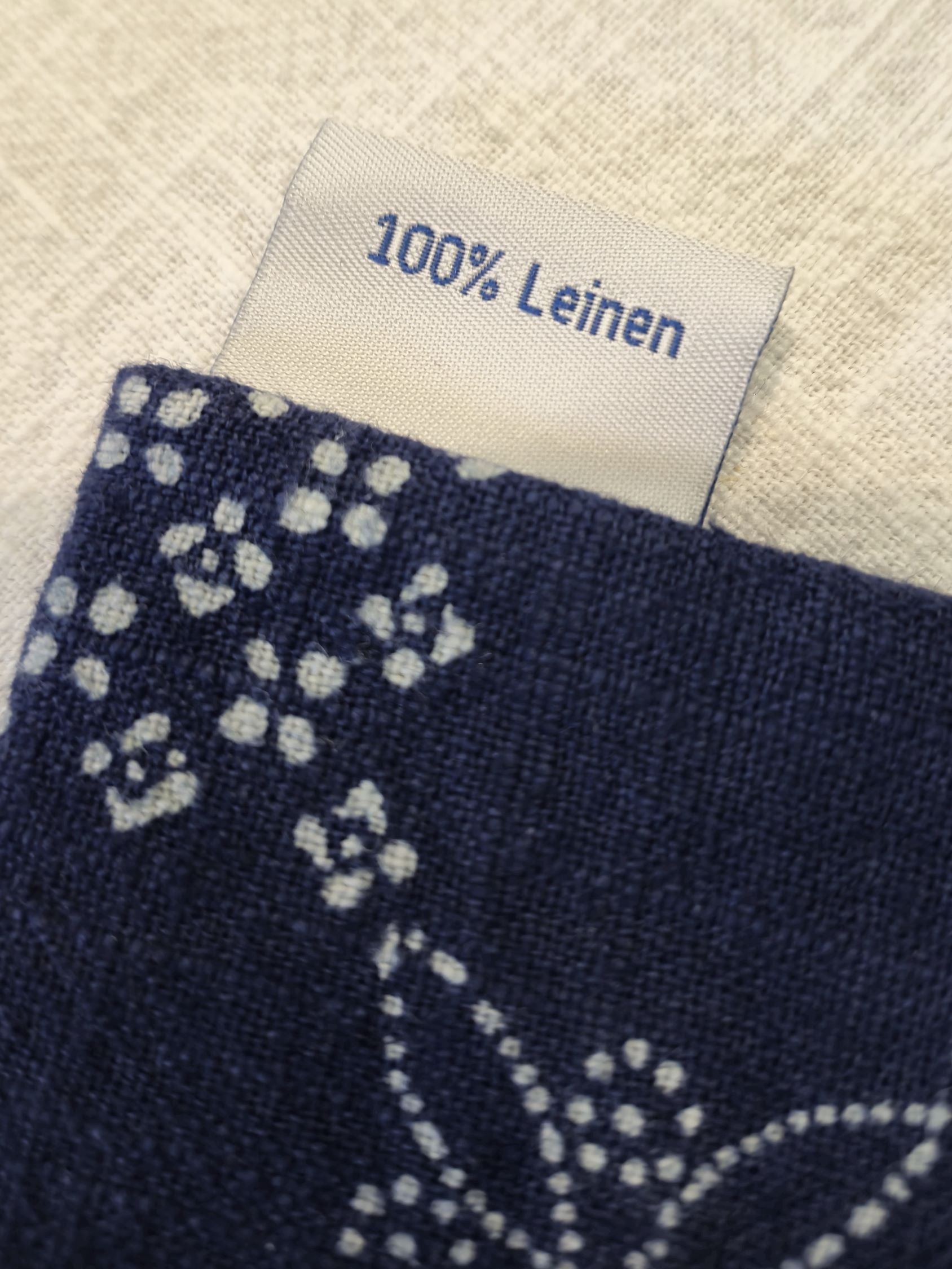 Bestecktasche mit dezentem Motiv